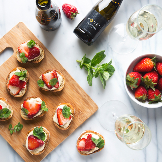 Strawberry, Mint & Cashew Cheese Crostini | picklesnhoney.com #vegan #crostini #recipe #happyhour #prosecco