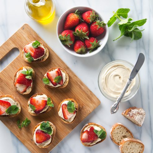 Strawberry, Mint & Cashew Cheese Crostini | picklesnhoney.com #vegan #crostini #recipe #happyhour #prosecco