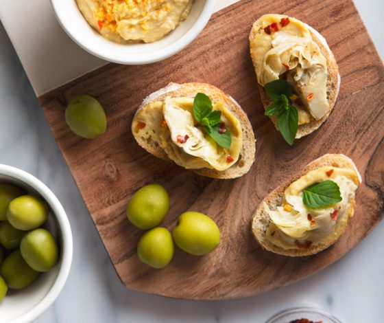 Artichoke Crostini with Hummus | picklesnhoney.com #appetizer #artichoke #crostini #recipe