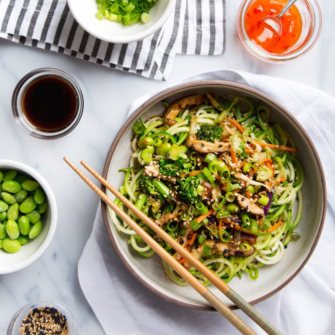 15 Minute Zucchini Noodle Lo Mein | picklesnhoney.com #lunch #dinner #lomein #vegan #recipe #zucchini #zoodles