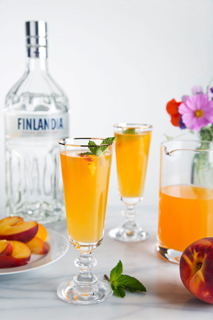 Sparkling Ginger Peach Cocktail | picklesnhoney.com #cocktail #peach #ginger #recipe #summer #drink