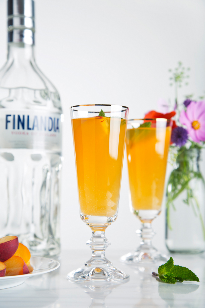 Sparkling Ginger Peach Cocktail | picklesnhoney.com #cocktail #peach #ginger #recipe #summer #drink