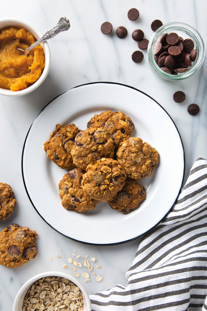 Pumpkin Oatmeal Chocolate Chip Cookies | picklesnhoney.com #pumpkin #vegan #cookies #recipe #dessert #fall