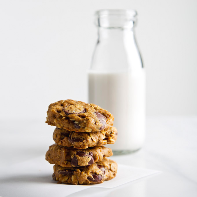 Pumpkin Oatmeal Chocolate Chip Cookies | picklesnhoney.com #pumpkin #vegan #cookies #recipe #dessert #fall