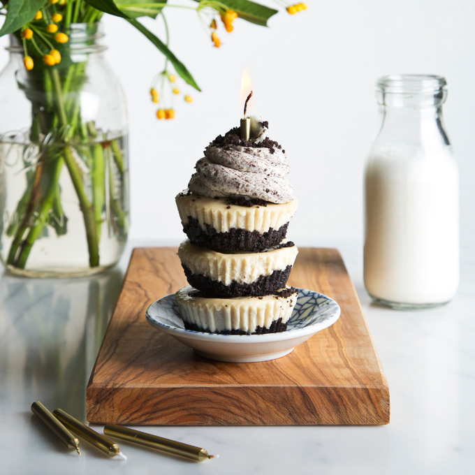 Vegan Oreo Cheesecake! Just 10 ingredients, no-bake & the perfect single-serving size! | picklesnhoney.com #vegan #oreo #cheesecake #nobake #dessert #recipe