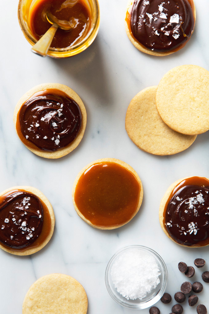 Vegan Twix Cookies | picklesnhoney.com #vegan #twix #cookies #dessert #recipe #chocolate #caramel 