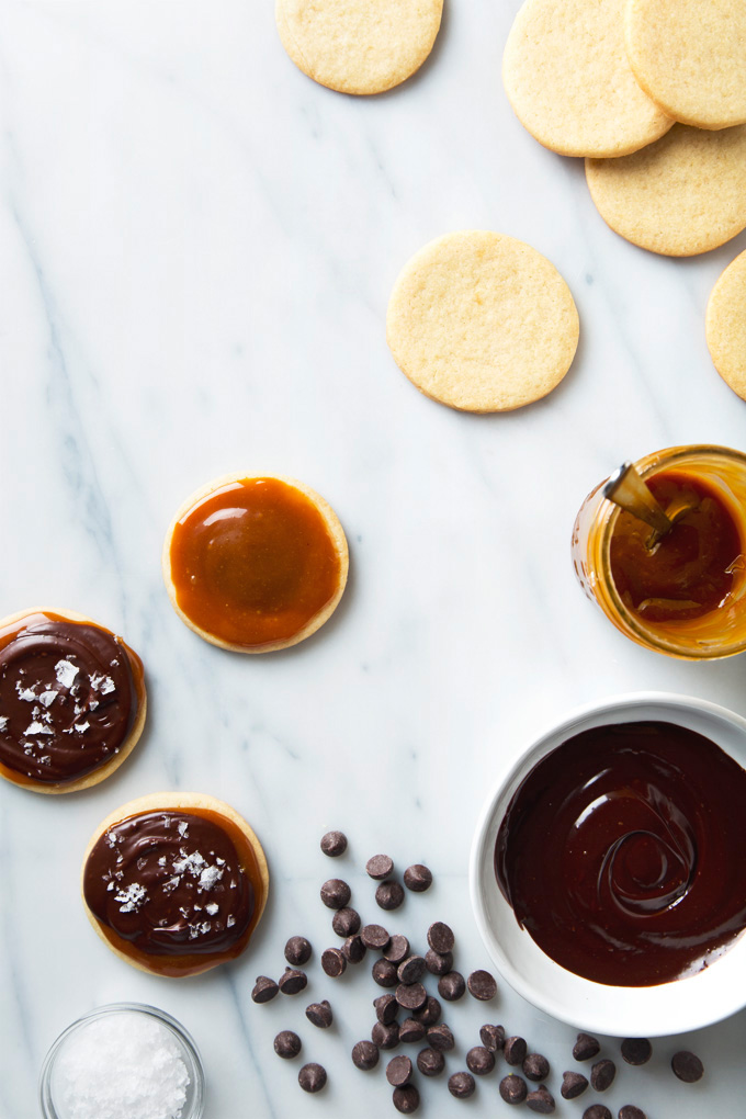 Vegan Twix Cookies | picklesnhoney.com #vegan #twix #cookies #dessert #recipe #chocolate #caramel 