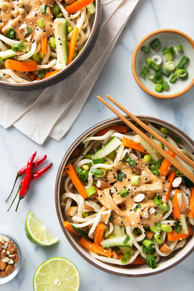 Spicy Almond Butter Udon Noodles | picklesnhoney.com #vegan #almondbutter #noodles #recipe #udon #lunch #dinner