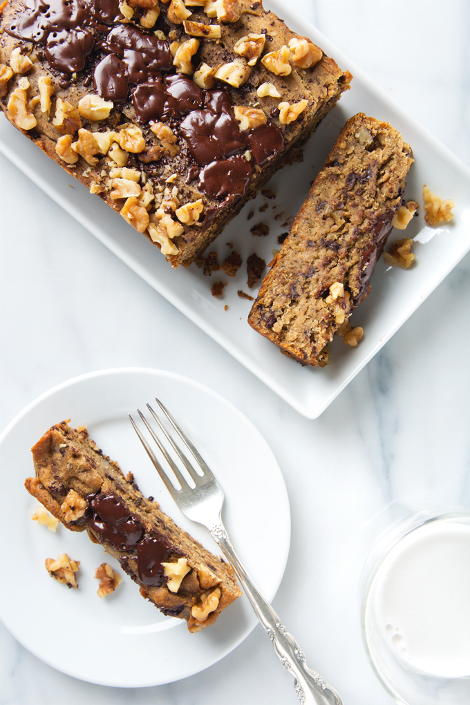 Dark Chocolate Chunk Banana Bread (Vegan & Gluten-Free) | picklesnhoney.com #banana #bread #chocolate #vegan #glutenfree #recipe #breakfast #brunch #snack #bananabread