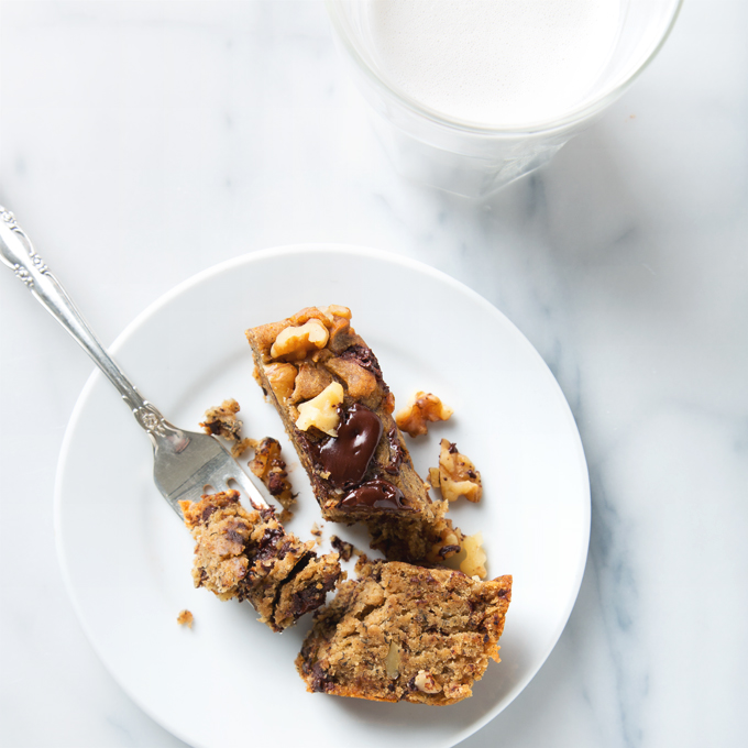 Dark Chocolate Chunk Banana Bread (Vegan & Gluten-Free) | picklesnhoney.com #banana #bread #chocolate #vegan #glutenfree #recipe #breakfast #brunch #snack #bananabread