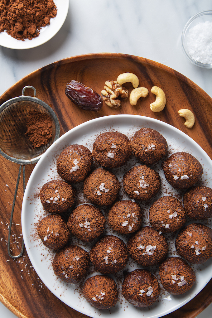 15-Minute Salted Dark Chocolate Fat Balls | picklesnhoney.com #vegan #glutenfree #snack #dessert #chocolate #fatballs #recipe