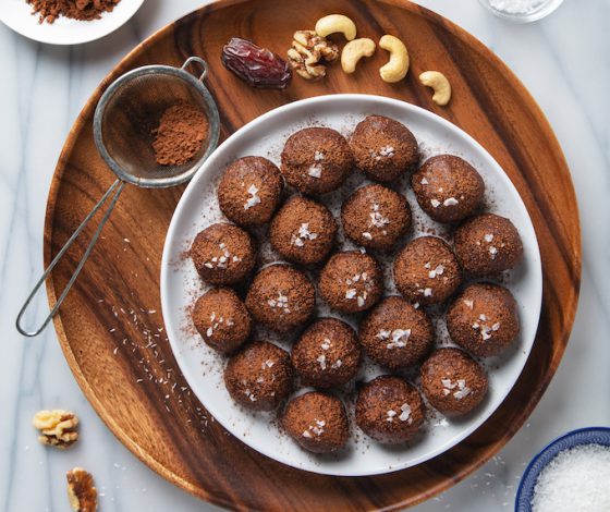 15-Minute Salted Dark Chocolate Fat Balls | picklesnhoney.com #vegan #glutenfree #snack #dessert #chocolate #fatballs #recipe