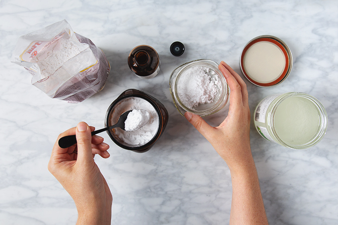 I Tried It: Making My Own Deodorant (plus my super easy 3-ingredient recipe) | picklesnhoney.com #diy #doedorant #recipe #homemade