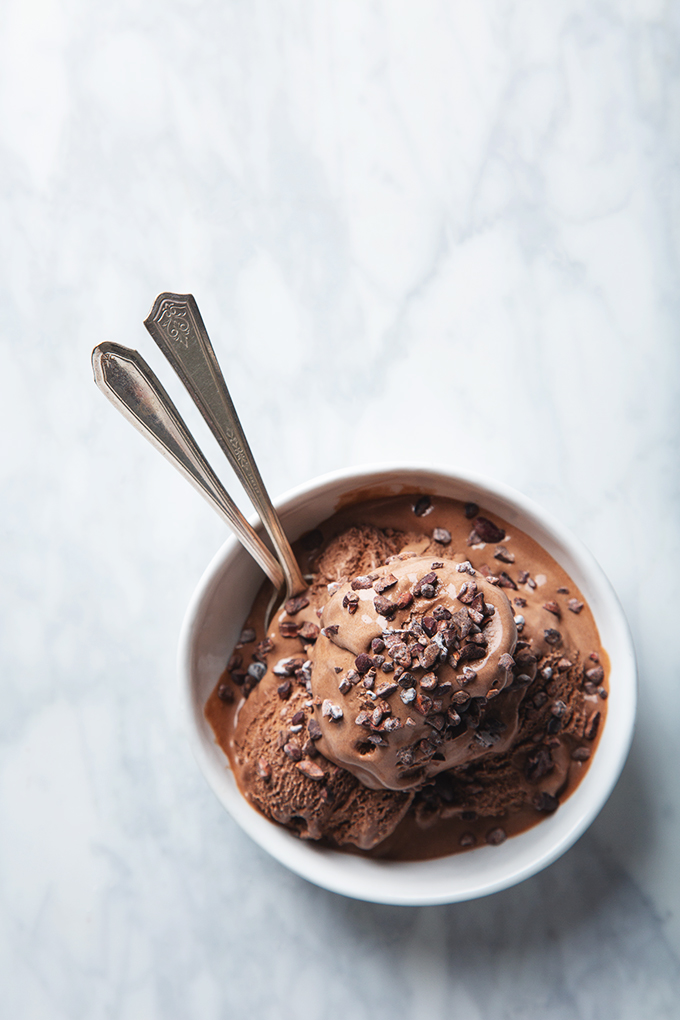 Naked Chocolate Ice Cream (with just 5 ingredients) | picklesnhoney.com #chocolate #icecream #recipe #vegan #dessert