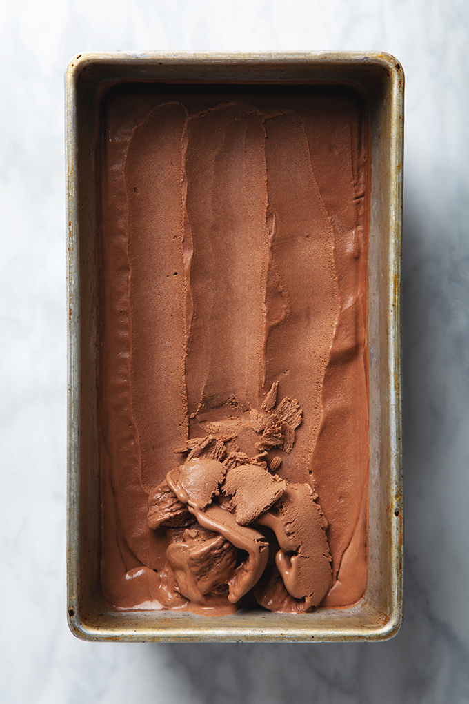 Naked Chocolate Ice Cream (with just 5 ingredients) | picklesnhoney.com #chocolate #icecream #recipe #vegan #dessert