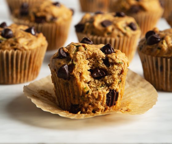 30-Minute Vegan Chocolate Chip Zucchini Muffins! | picklesnhoney.com #chocolatechip #zucchini #muffins #vegan #breakfast #snack #recipe #healthy